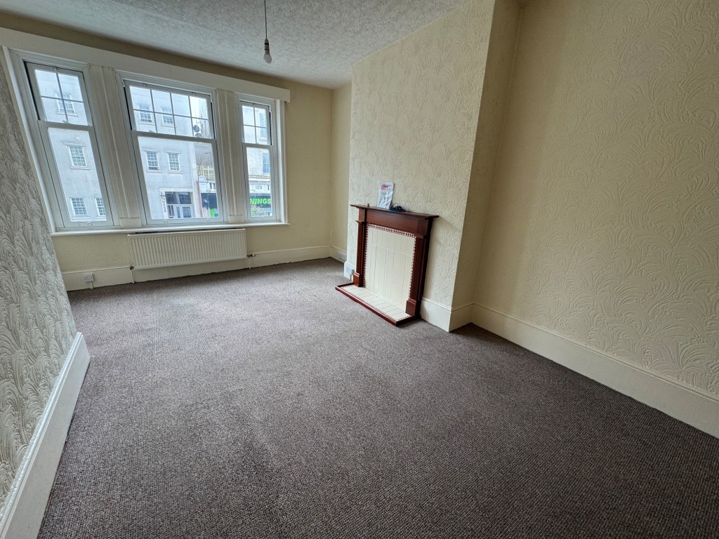 Lot: 33 - FREEHOLD VACANT SHOP, VACANT TWO-BEDROOM FLAT PLUS TWO-BEDROOM INVESTMENT FLAT IN PRIME LOCATION - Flat A - living room